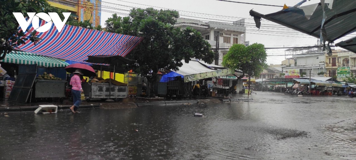 Bạc Liêu: Nhiều tuyến đường nội ô ngập nặng sau cơn mưa lớn kéo dài